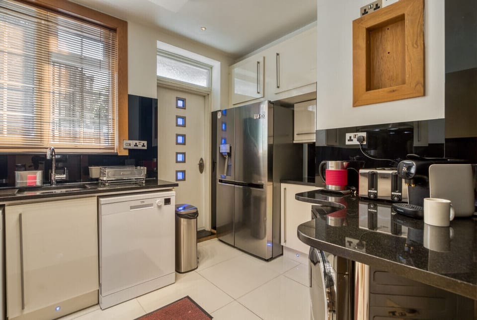 Family-ready kitchen with American fridge freezer, dishwasher, washer-dryer and full Bosch appliance set — cook, wash and entertain for the whole group with ease.