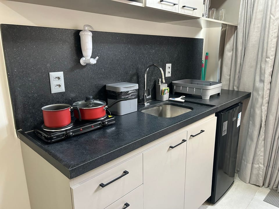 Superior Studio Suite, 1 Queen Bed with Sofa bed, Non Smoking, Pets Allowed | Private kitchen | Mini-fridge, microwave, cookware/dishes/utensils