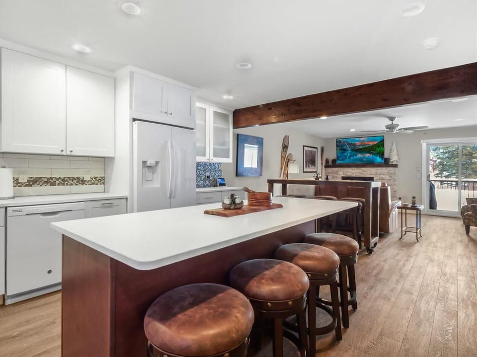 Condo, Multiple Beds, Balcony, Mountain View (A-K-SND204) | Private kitchen