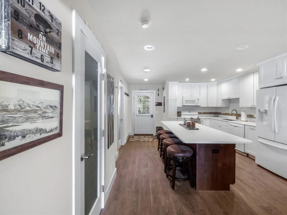 Condo, Multiple Beds, Balcony, Mountain View (A-K-SND204) | Private kitchen