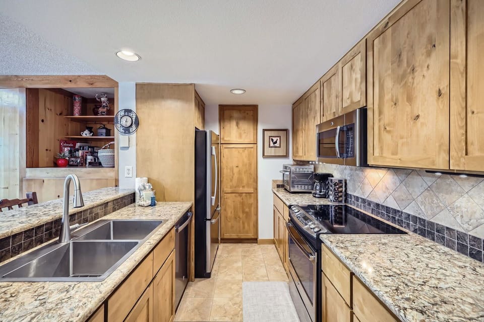 Condo, Multiple Beds, Balcony, Mountain View (A-K-AZ-DC1810) | Private kitchen