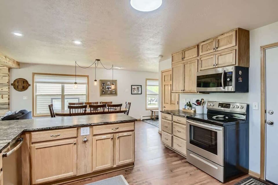 House, Multiple Beds, Hot Tub, Mountain View (A-S-300LP) | Private kitchen