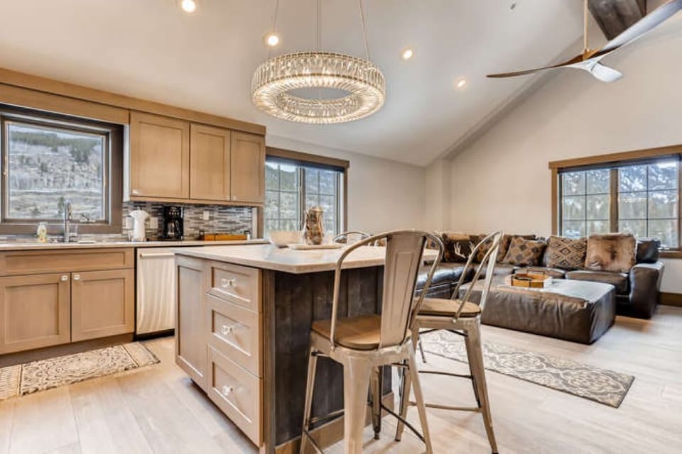 Condo, Multiple Beds, Balcony, Mountain View (A-K-AZ-ES8636) | Living area