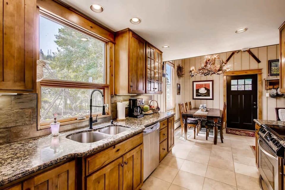 House, Multiple Beds, Fireplace, Mountain View (A-D-611OG) | Private kitchen