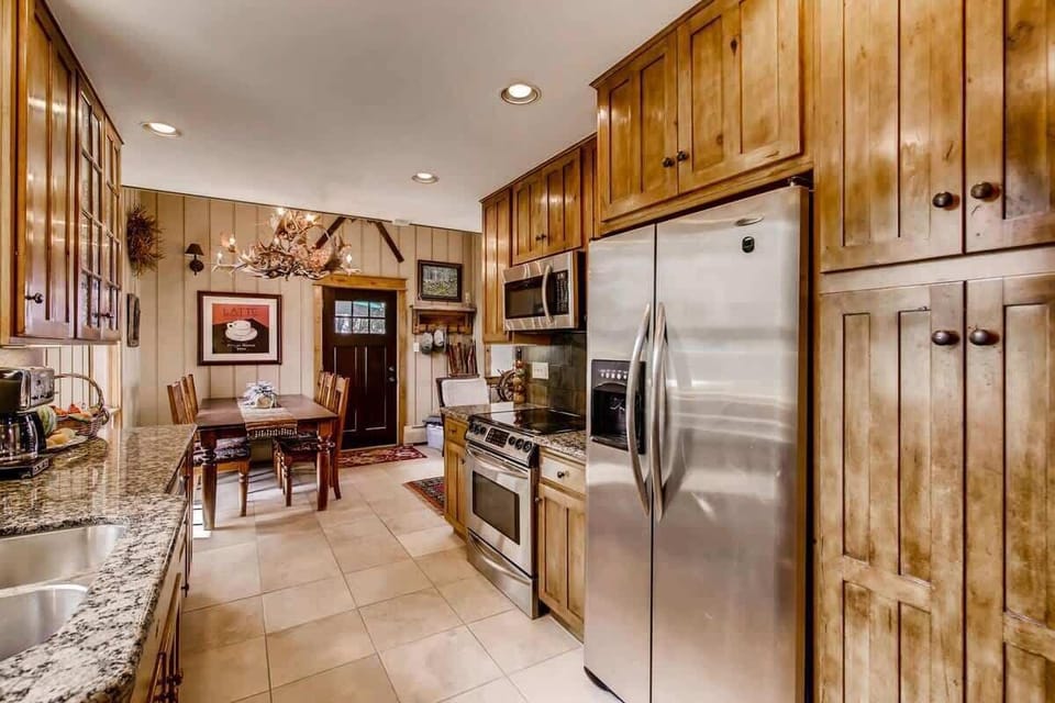 House, Multiple Beds, Fireplace, Mountain View (A-D-611OG) | Private kitchen