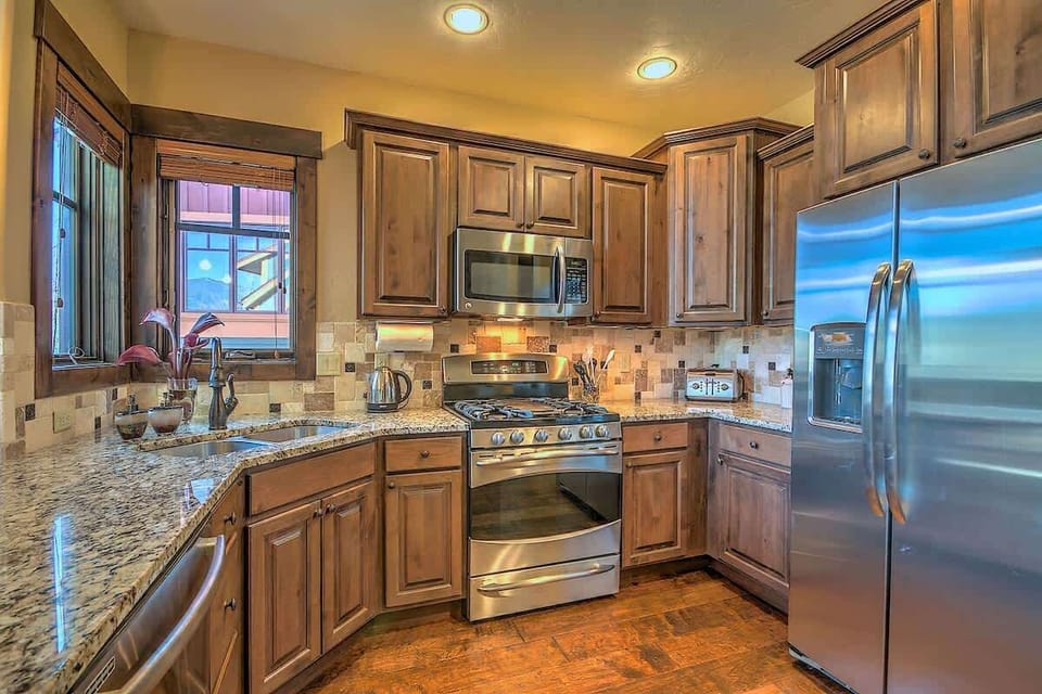 Townhome, Multiple Beds, Hot Tub, Mountain View (A-S-RR60A) | Private kitchen