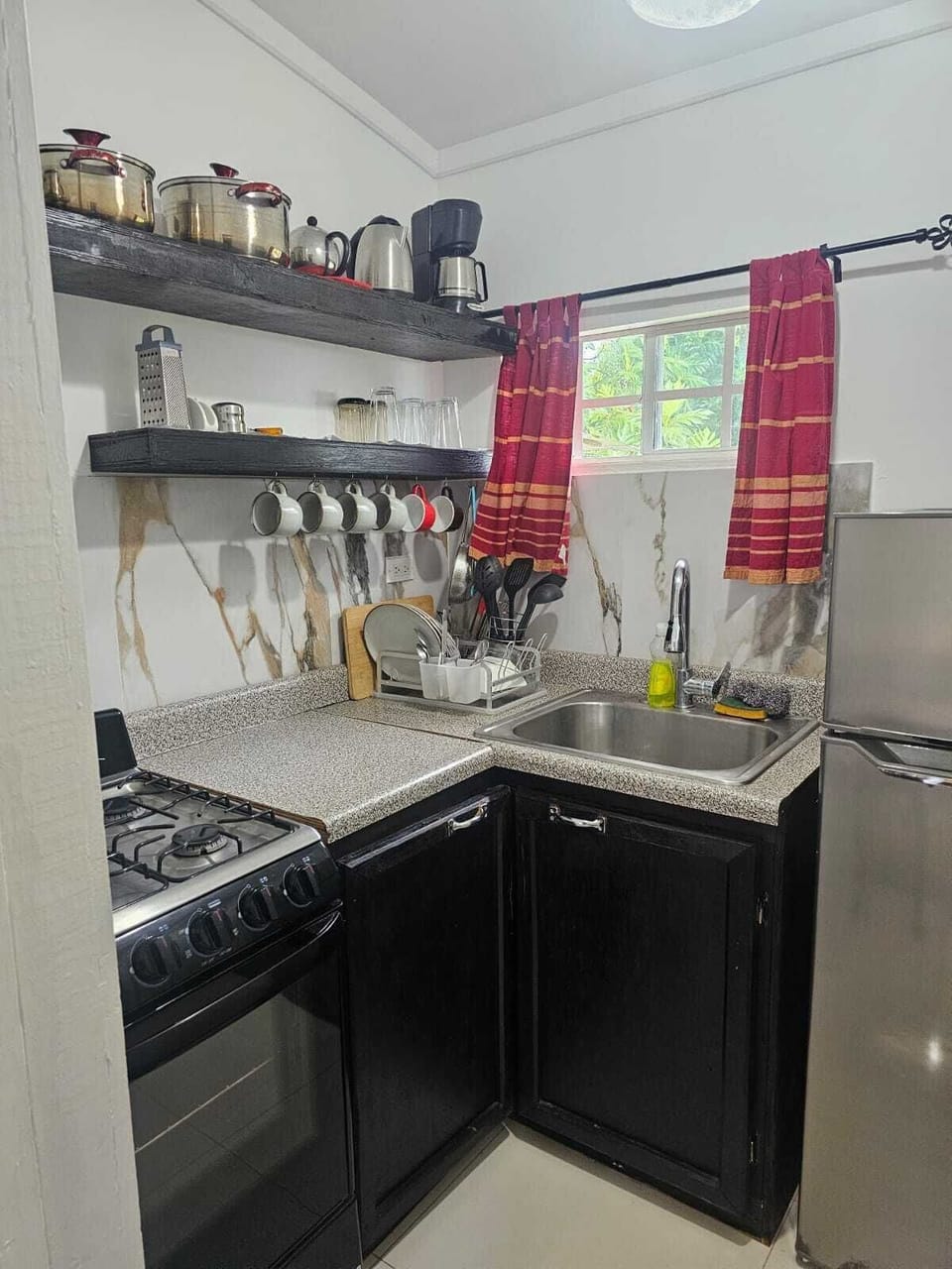 Deluxe Cabin, 1 King Bed, Garden View | Private kitchen | Highchair