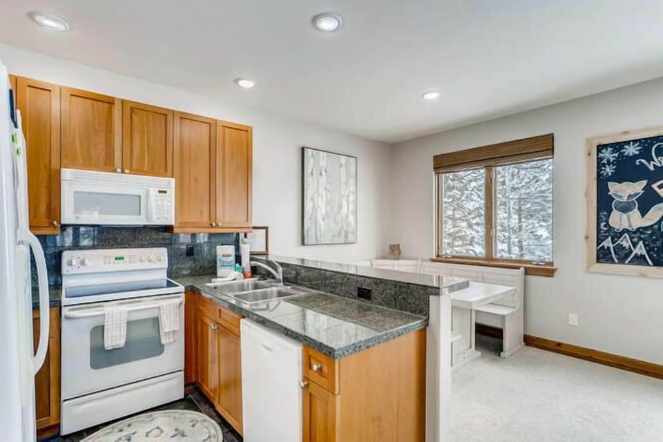 Townhome, Multiple Beds, Hot Tub, Mountain View (A-B-HG87) | Private kitchen