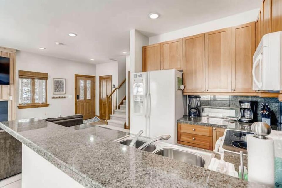 Townhome, Multiple Beds, Hot Tub, Mountain View (A-B-HG87) | Private kitchen