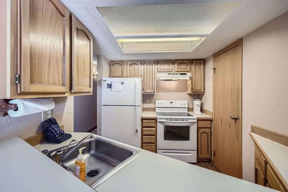 Condo, Multiple Beds, Balcony, Mountain View (A-F-MSF258) | Private kitchen