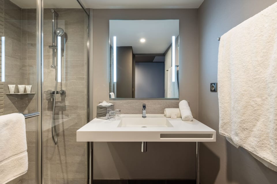 Classic Room, 2 Twin Beds | Bathroom | Shower, free toiletries, hair dryer, towels