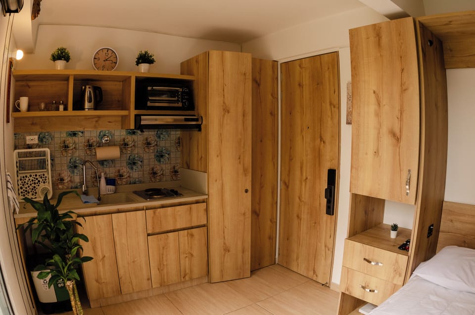 Comfort Apartment, 1 Double Bed, Kitchenette, City View | Private kitchen | Mini-fridge, microwave, cookware/dishes/utensils