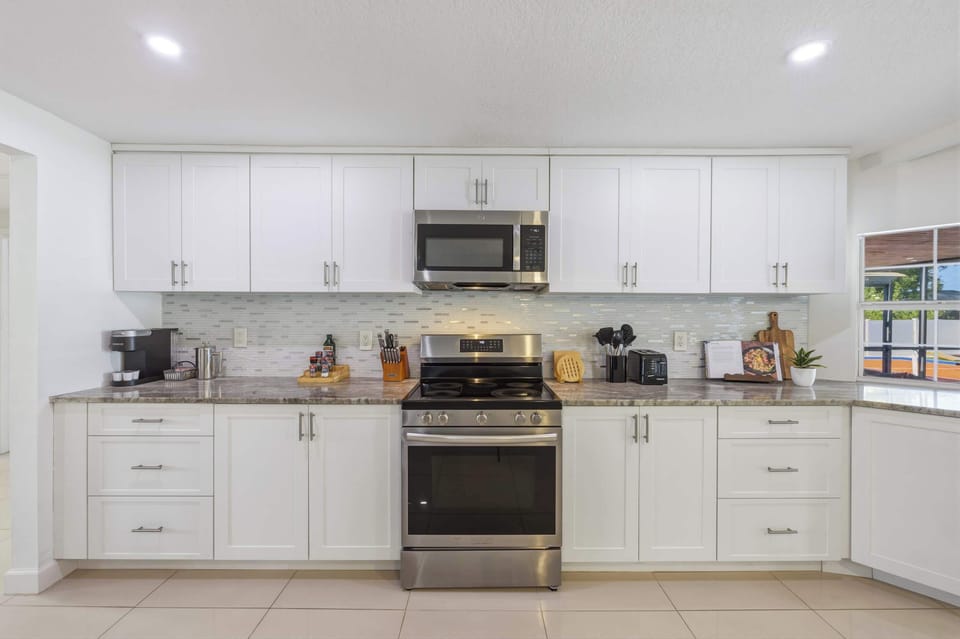 Spacious & Modern – Enjoy a well-equipped kitchen with premium appliances and ample cabinetry for all your cooking needs.
