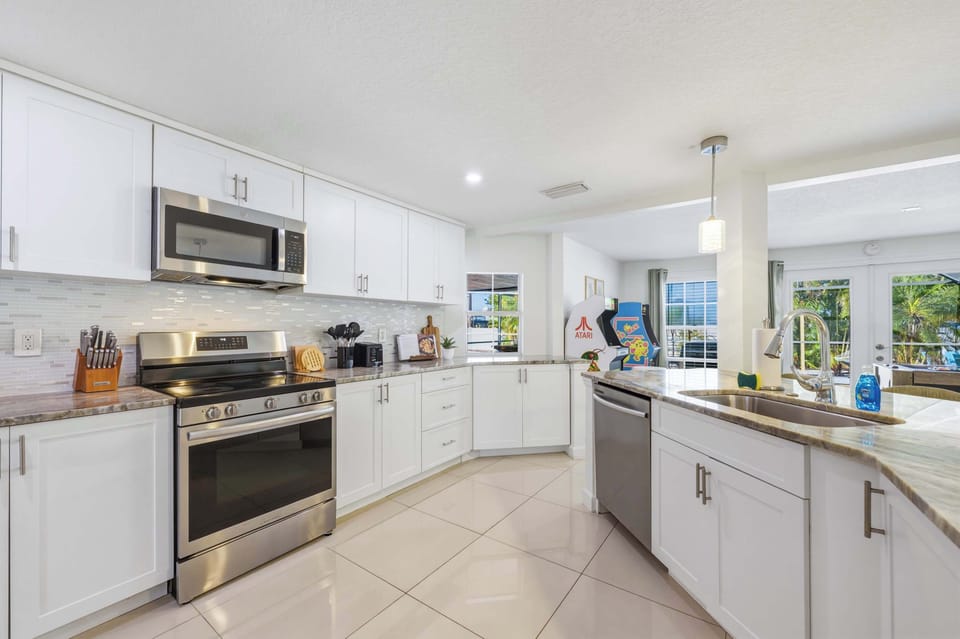 High-End & Fully Equipped – Whether you're making a quick snack or a full meal, this kitchen has everything you need with luxury appliances and plenty of storage.
