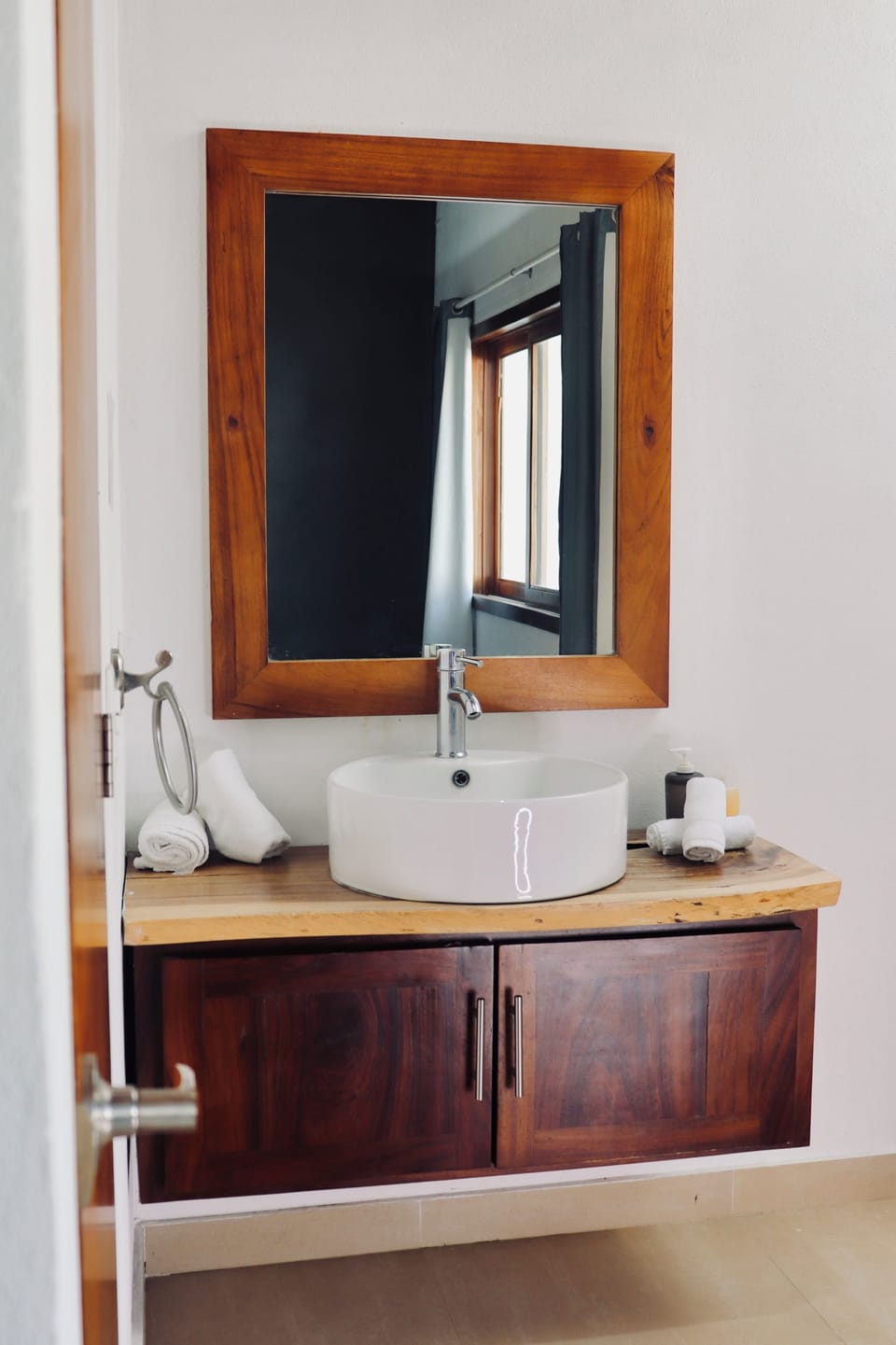 Junior Studio Suite | Bathroom | Shower, hair dryer, towels