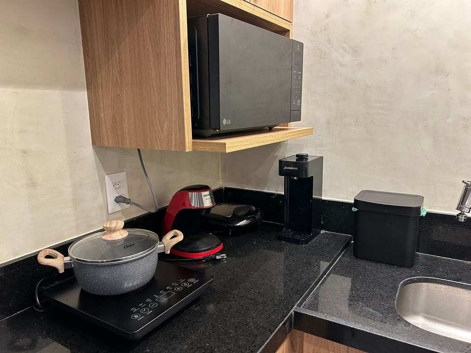 Economy Studio Suite | Private kitchen | Cookware/dishes/utensils
