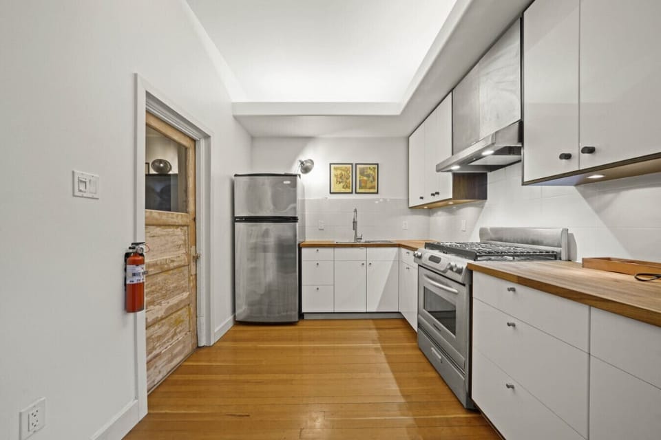 Modern kitchen with everything you need to cook.