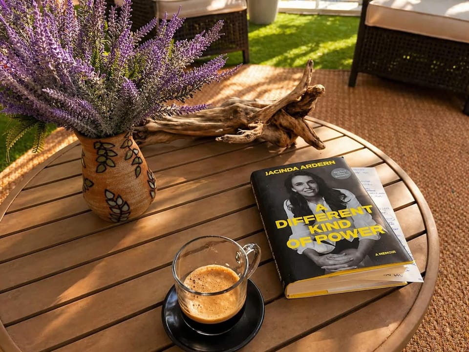 Café da tarde no Lounge coberto, cercado de verde. Tempo para leitura com vista para o jardim.