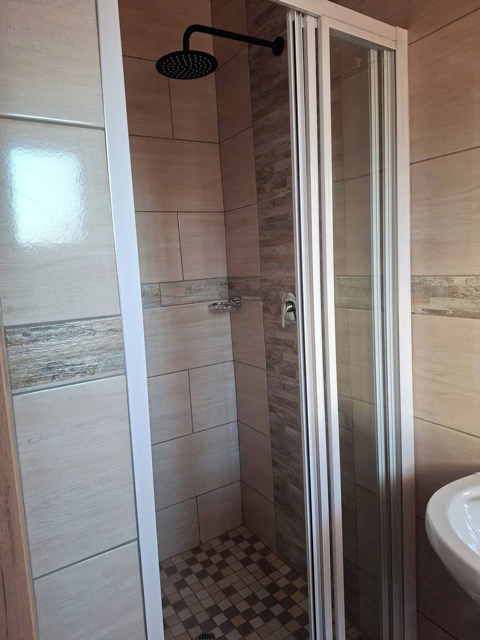 Room, 5 Bedrooms | Bathroom