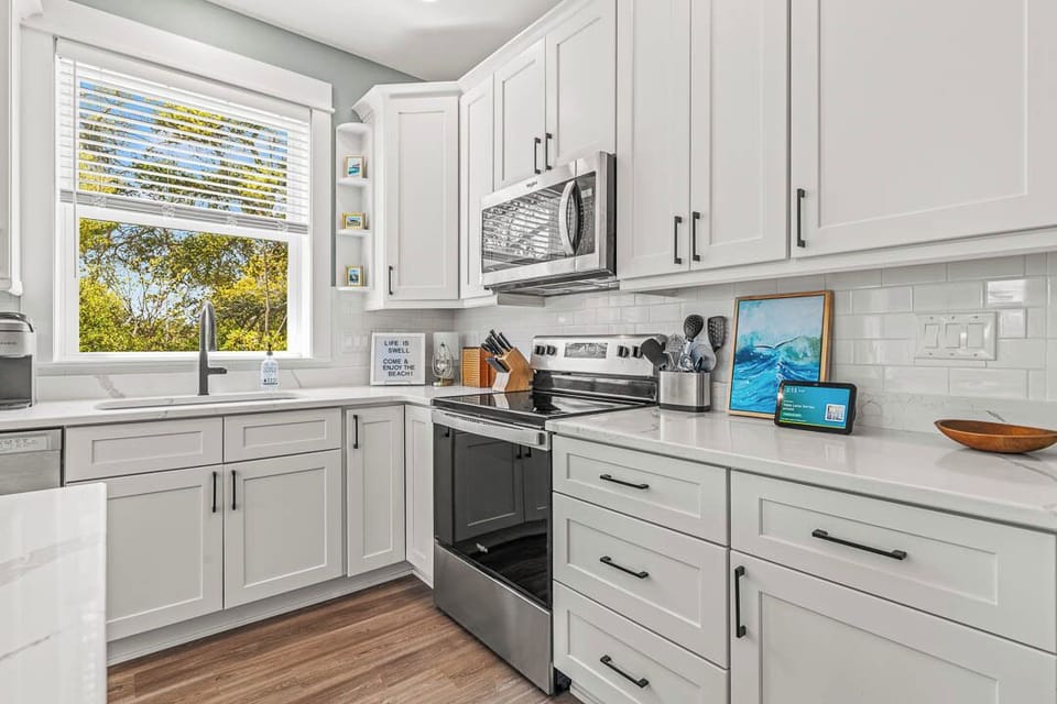 Ground-Level Kitchen with Bar (seats 4)