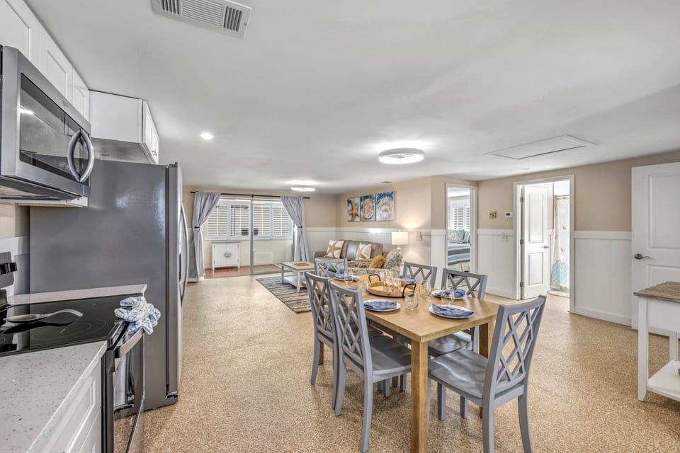 Seamless space connecting kitchen and dining areas.