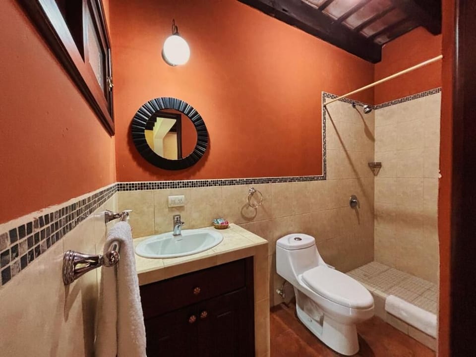Deluxe Double Room, Garden View | Bathroom | Shower, free toiletries, towels, soap