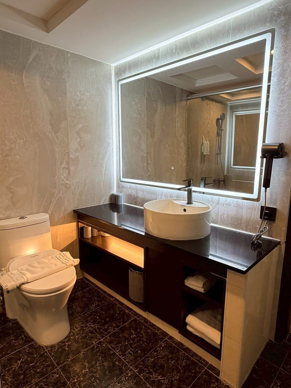 Deluxe Twin Room, City View | Bathroom | Hair dryer, slippers, towels, shampoo