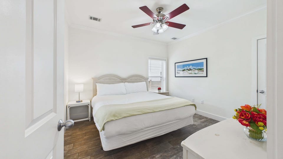 Master bedroom with King bed and ensuite bathroom (sleeps 2)