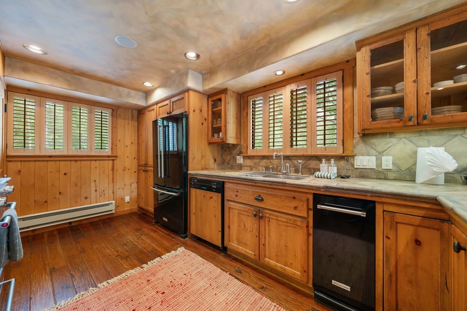 Love the counter space!