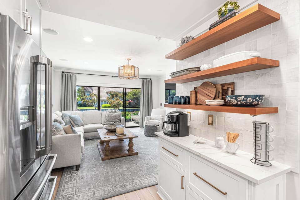 You can use this space to prepare coffee or store glassware while staying connected to the living room.