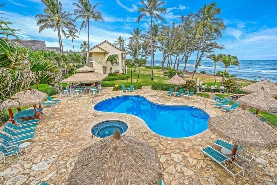 Beautiful Pool and Jacuzzi
