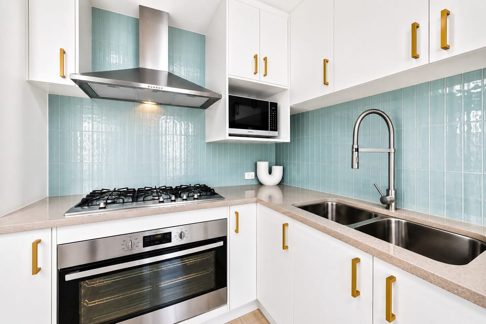 Kitchen : The gas cooktop, oven, microwave, refrigerator and dishwasher give The Duchess of Duke a practical kitchen setup for meals at home.