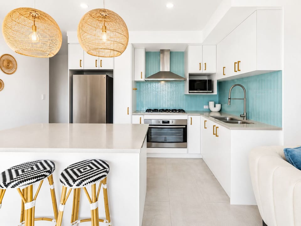 Open Plan Kitchen : The Duchess of Duke in Scarborough includes a fully equipped kitchen for your Perth coast stay, with an island bench and open-plan layout.