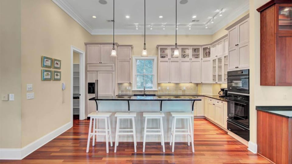 House (6 Bedrooms) | Interior