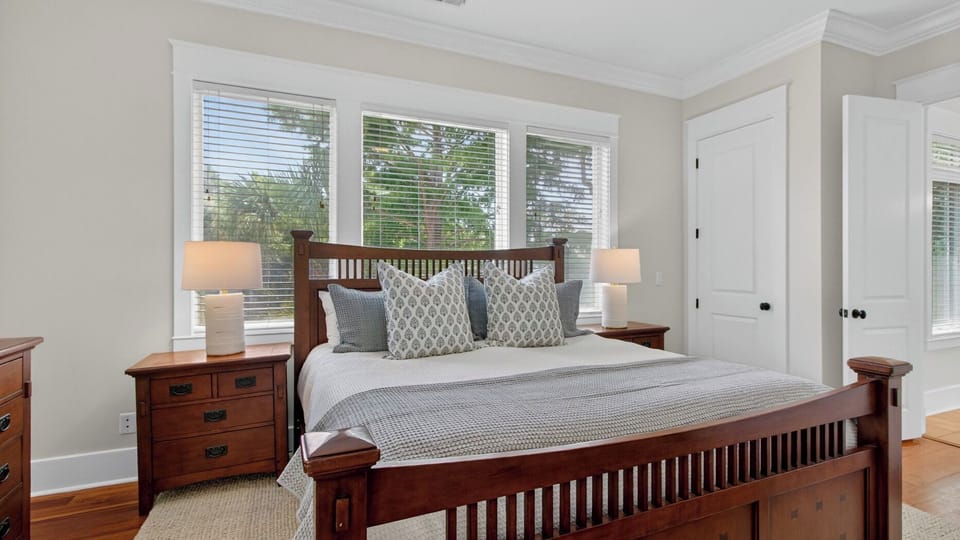9 24th Avenue by Avantstay Walk to Beach + Pool + Rooftop Deck Cottage in Isle of Palms