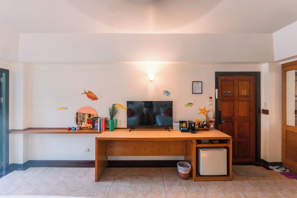 Deluxe Sky View | Minibar, in-room safe, desk, iron/ironing board
