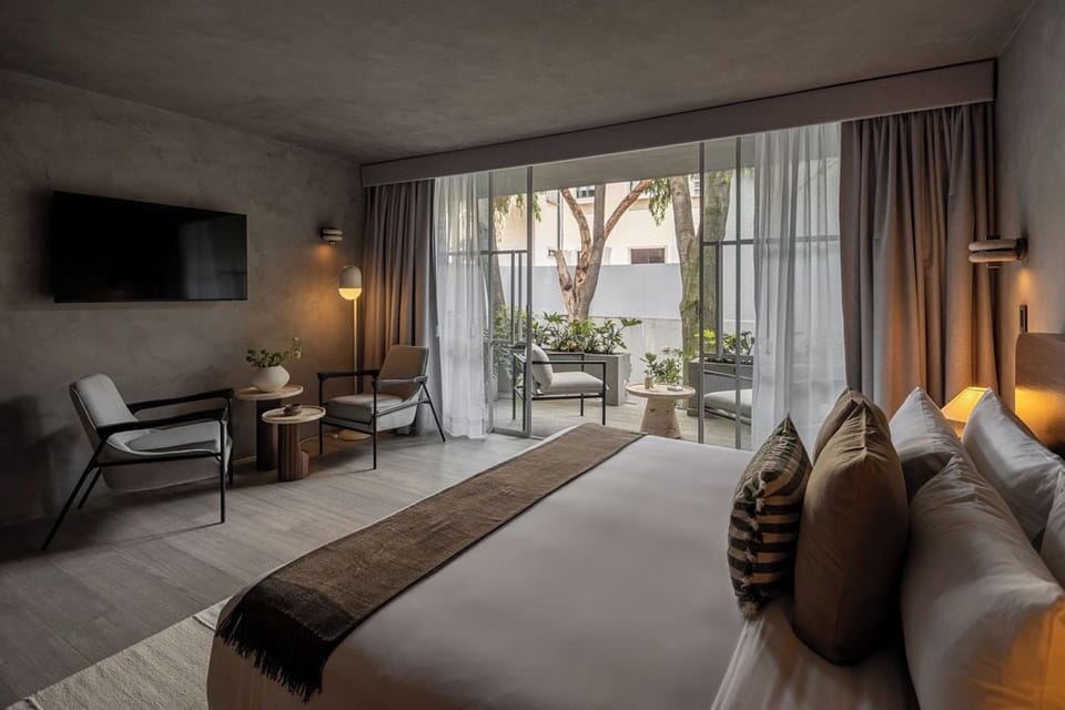 Premier Suite | In-room safe, iron/ironing board, free WiFi, bed sheets