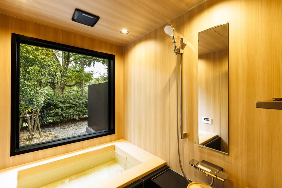 Signature Twin Room | Bathroom | Combined shower/tub, hair dryer, slippers, towels