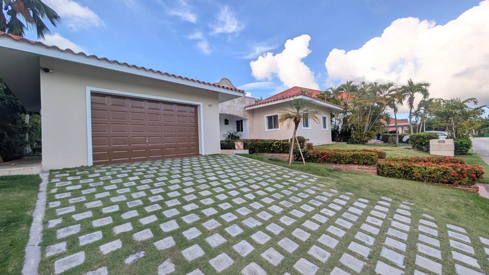 Cana Life Luxury - Villa Cueva Driveway