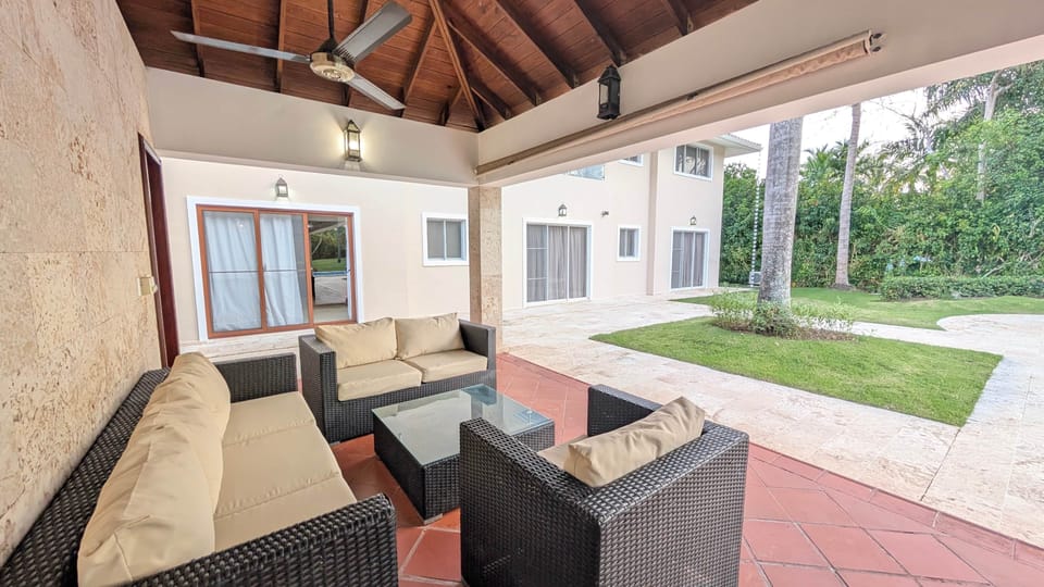 Cana Life Luxury - Villa Cueva Backyard Lounge 