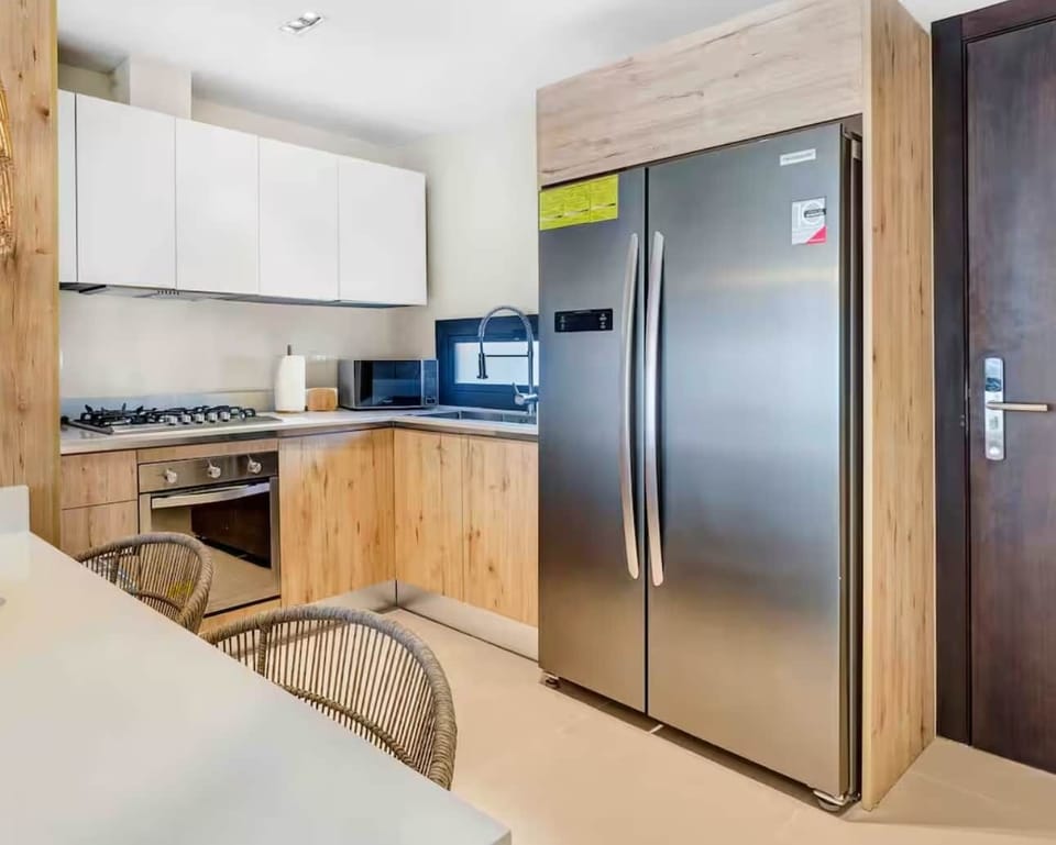 Beach Suite Dinning and Kitchen (2)