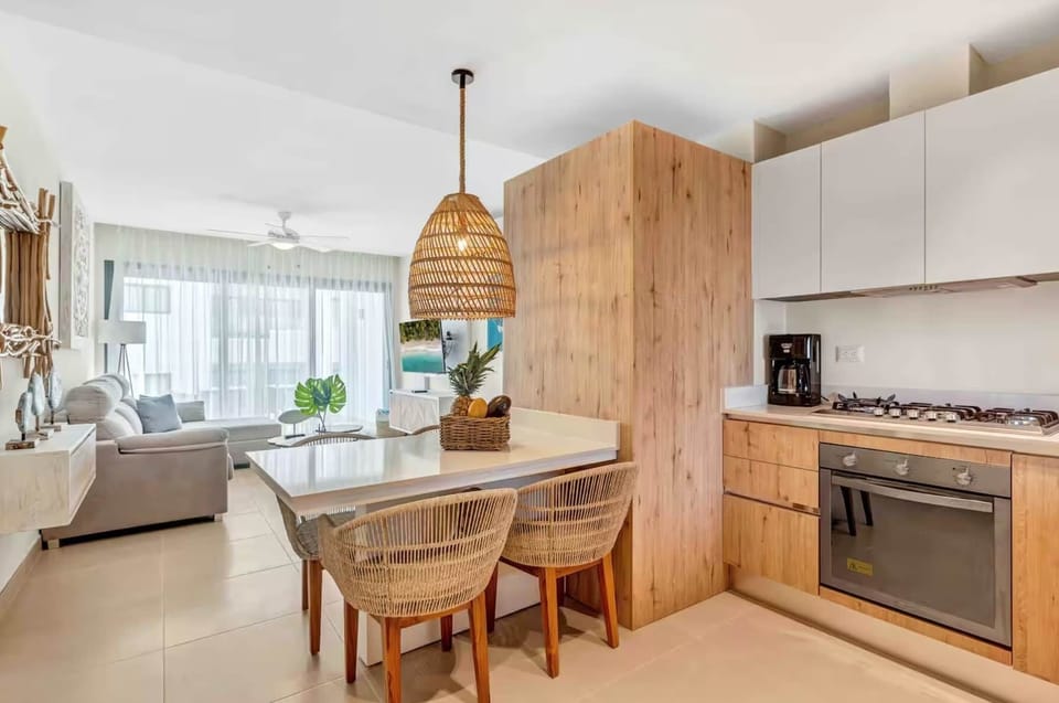 Beach Suite Dinning and Kitchen (3)