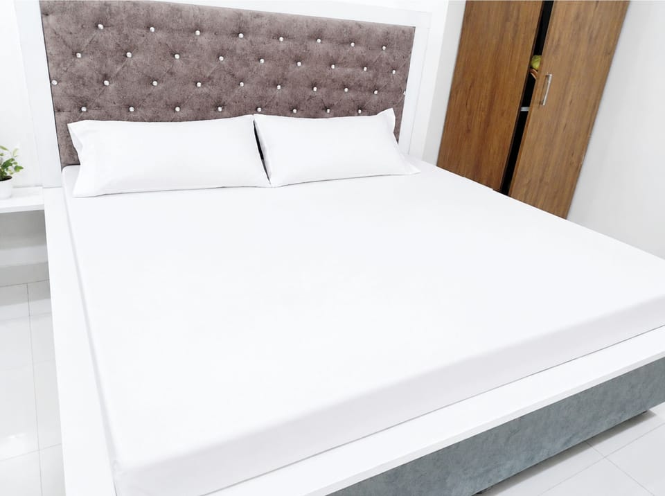 Hypo-allergenic bedding, desk, soundproofing, free WiFi