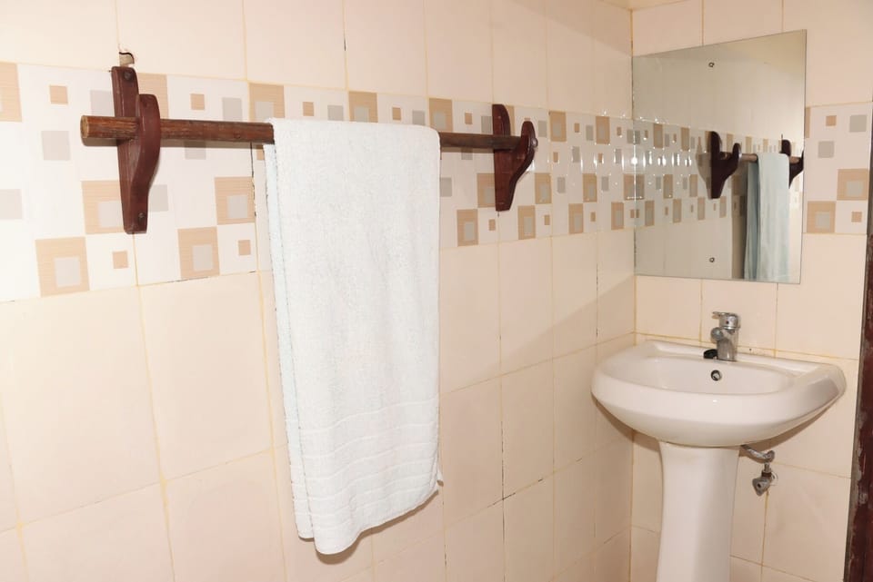 Standard Single Room | Bathroom | Shower, slippers, towels, soap