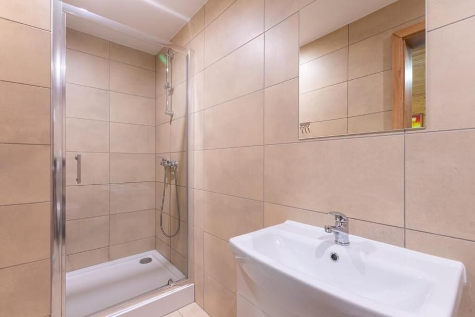 Classic Twin Room | Bathroom | Shower, towels, toilet paper