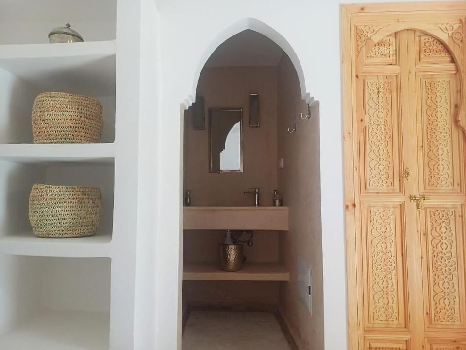 Standard Twin Room (8) | Bathroom