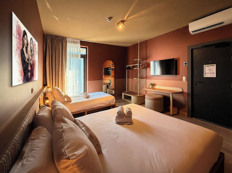 Triple Room | In-room safe, desk, blackout drapes, soundproofing