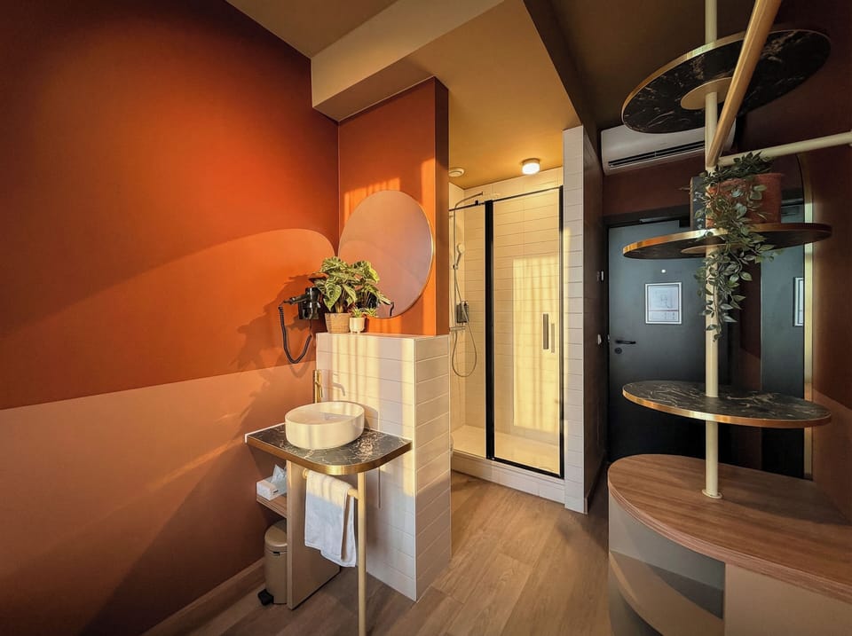 Single Room | In-room safe, desk, blackout drapes, soundproofing
