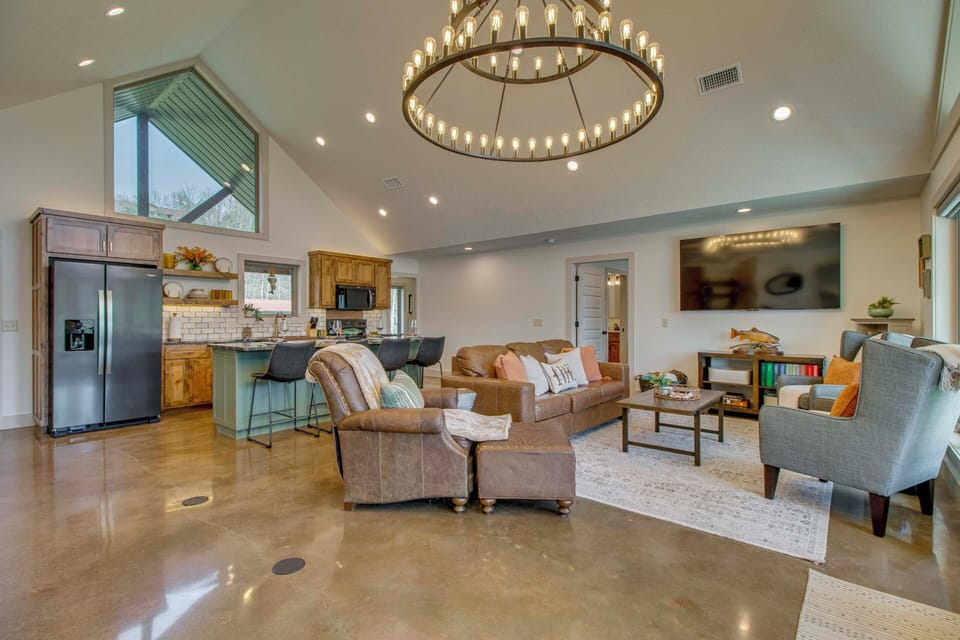 Interior | Open Floor Plan | Free WiFi