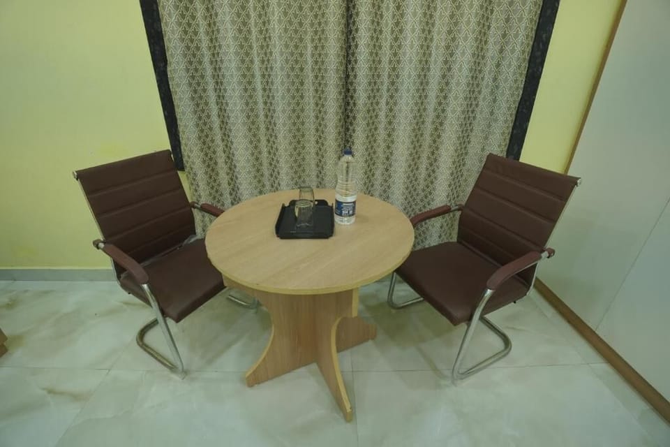 Standard Double Room, Balcony, Garden View | Dining